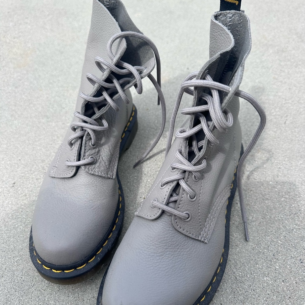 Dr. Martens 8 EYE Gray Leather Women's Boots size 9
